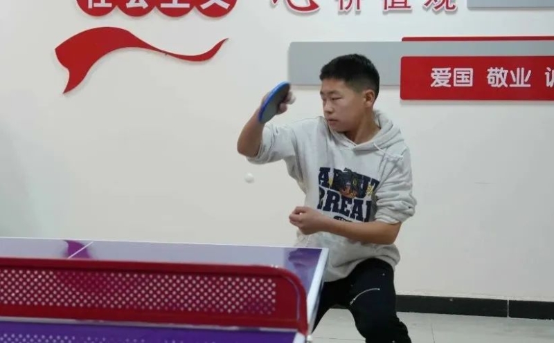 因此